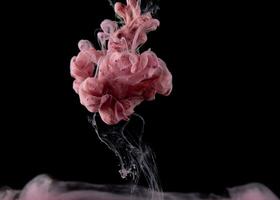 resumen fluido acrílico cuadro. jaspeado rosado resumen tinta nube en negro antecedentes. líquido mármol modelo. moderno Arte. foto