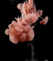 resumen fluido acrílico cuadro. jaspeado rosado resumen tinta nube en negro antecedentes. líquido mármol modelo. moderno Arte. foto