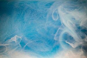 resumen fluido acrílico cuadro. jaspeado blanco resumen tinta nube en azul antecedentes. líquido mármol modelo. moderno Arte. foto