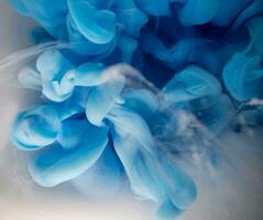resumen fluido acrílico cuadro. jaspeado blanco resumen tinta nube en azul antecedentes. líquido mármol modelo. moderno Arte. foto