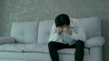 depressão e doença mental. homem asiático decepciona, triste depois de receber más notícias. menino estressado confuso com um problema infeliz, discutindo com a namorada, chorando e se preocupando com o trabalho inesperado, economia baixa. video