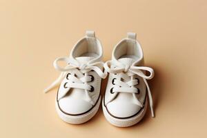 blanco bebé Zapatos en beige fondo, parte superior vista, Copiar espacio generativo ai foto