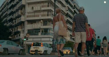 Autos und Menschen der Verkehr im das Abend Stadt video