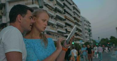 par använder sig av läsplatta dator utomhus- på tillflykt video