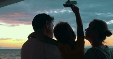 Lycklig familj med barn njuter solnedgång video