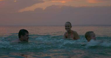 descuidado y gracioso familia vacaciones a el playa video