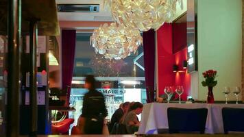 timelapse van avond in de restaurant video