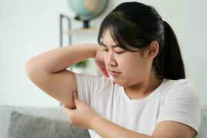 cerca arriba de gordito mujer ratería Superior brazo gordo. peso pérdida concepto. foto