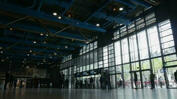 Zeitraffer von Touristen beim pompidou Center Eingang video