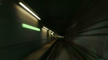 timelapse van in beweging door metro tunnels video