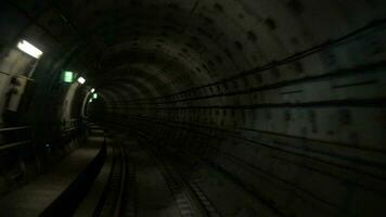 in movimento attraverso il metropolitana tunnel video