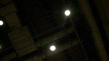 visie naar de donker plafond met hangende lampen video