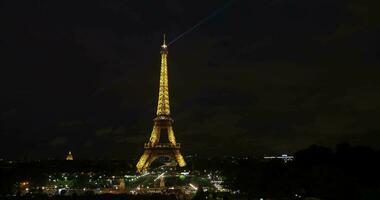 espaço de tempo do eiffel torre dentro dourado luz às noite video