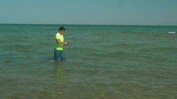 Mann haben Lauf Ausbildung im das Wasser video