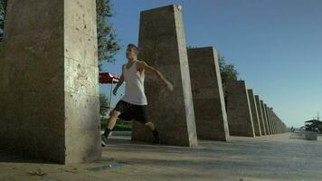 joven hombre haciendo tumbleset truco en el ciudad video