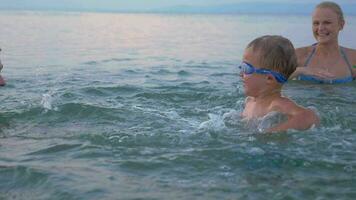 gelukkig familie hebben pret in water Aan vakantie video