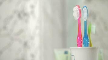 en mettant enfants brosse à dents dans le tasse video