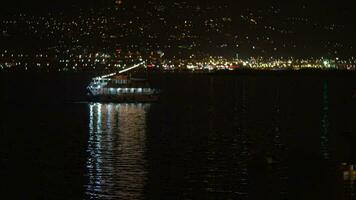 touristique navire voile le long de nuit ville video