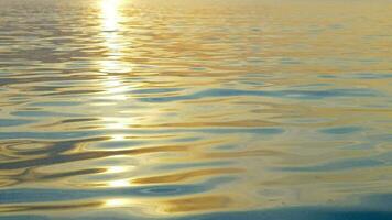 increspatura acqua con tramonto riflessione video