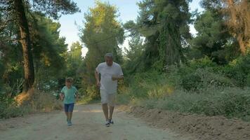 Großvater und Enkel Joggen im das Wald video