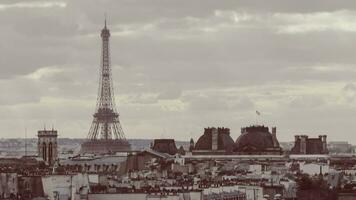 lapso de tiempo de retro color tonificado París con eiffel torre video