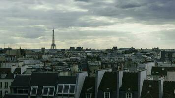 timelapse van wolken over- Parijs en eiffel toren video