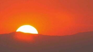 Soleil va vers le bas derrière une colline video