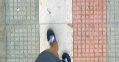 hombre en zapatillas caminando en calle video