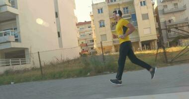 Mens jogging met muziek- in de ochtend- video