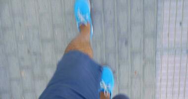 espaço de tempo do masculino pés caminhando em calçada video
