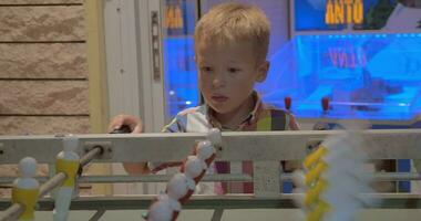 peu enfant et table Football video