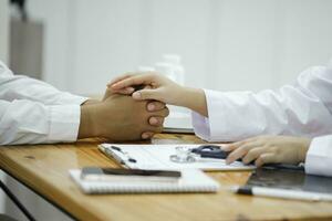 tipo médico ofrecimiento un amoroso gesto a un enfermo persona durante un salud crisis. foto