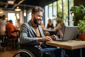 sonriente inhabilitar empresario sentado en silla de ruedas y trabajando en computadora en oficina. ai generativo foto