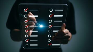 mujer de negocios evaluando con casillas de verificación en línea en virtual pantalla. evaluación encuesta en línea, escoger correcto responder en prueba, preguntas prueba, en línea examen, examen conocimiento, relleno fuera un encuesta forma. foto
