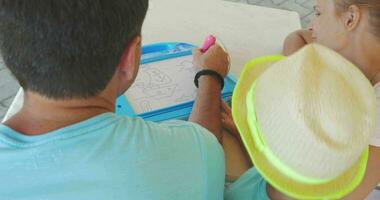 pais e criança desenhando em magnético borda video