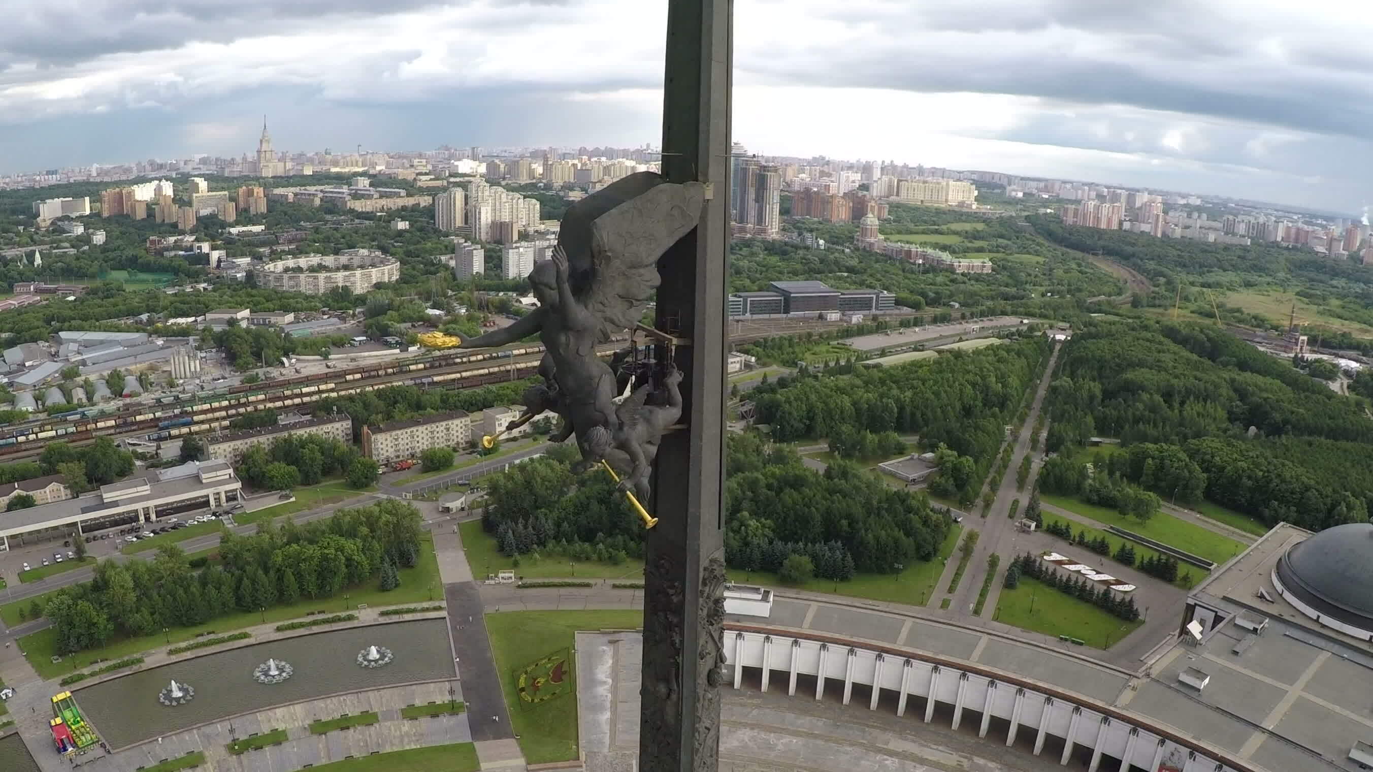Aerial shot of Victory Monument on Poklonnaya Hill, Moscow 29155060