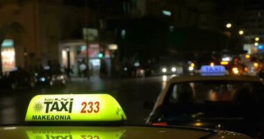 Taxi prestations de service dans nuit ville video