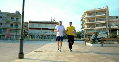 padre e figlio nel cuffie jogging nel ricorrere città video