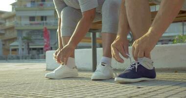 Senior Mann und Frau Schnürung Schuhe Vor Ausbildung video