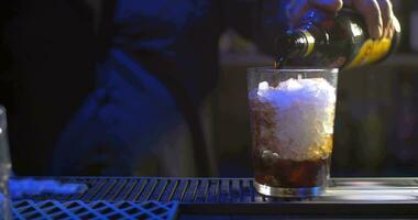 Barmann Herstellung alkoholisch Cocktail video