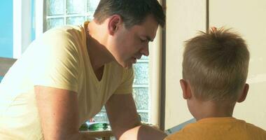 père en train de lire livre à le sien fils video