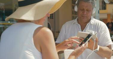 Paar Sitzung im Cafe und mit Gadgets video