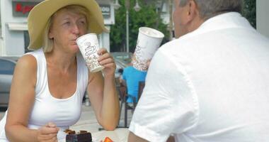 Menschen Trinken Kaffee und Essen im Kaffeehaus video