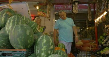 maduro casal escolhendo fruta dentro mercearia loja video