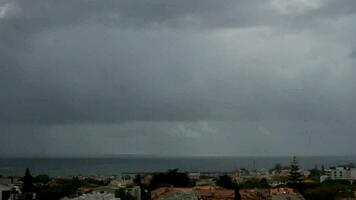 Zeitraffer von Cascais, Portugal auf ein Tag von veränderbar Wetter video