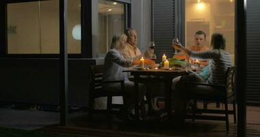 schließen oben von Familie Klirren Brille und Essen Abendessen video