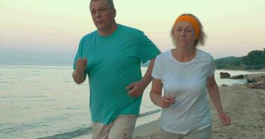 maturo coppia jogging su il spiaggia video
