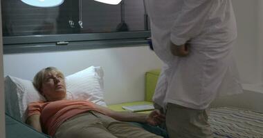 Senior masculino médico medindo pacientes sangue pressão video