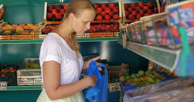 jovem mulher escolhendo peras dentro fruta fazer compras video