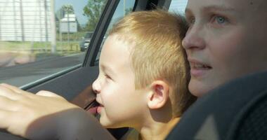 madre y hijo mirando fuera coche ventana video
